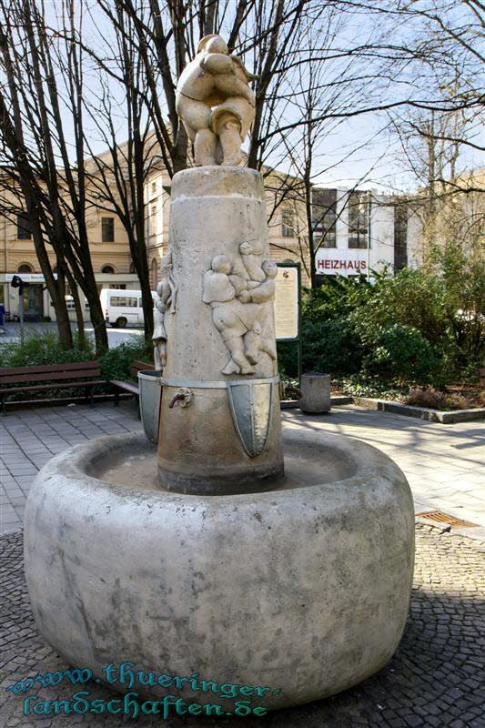 Brunnen vor dem Theater