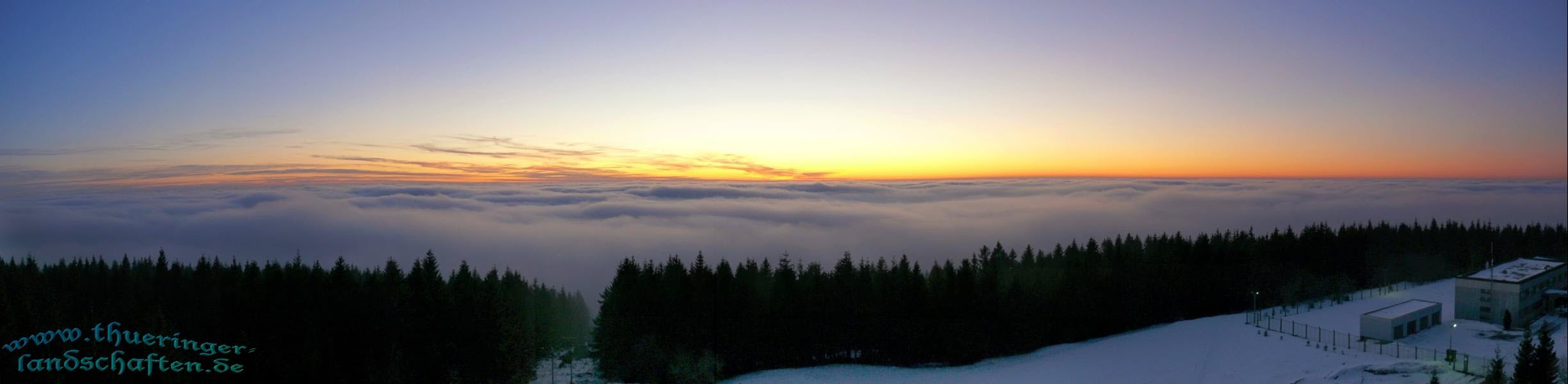 Blick vom Aussichtsturm auf dem Bleberg bei Sonnenuntergang