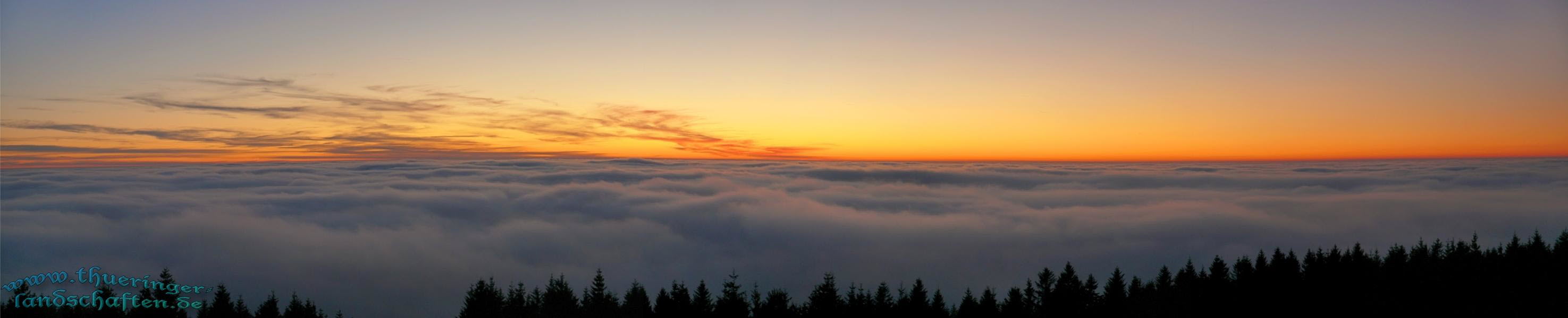 Blick vom Aussichtsturm auf dem Bleberg bei Sonnenuntergang